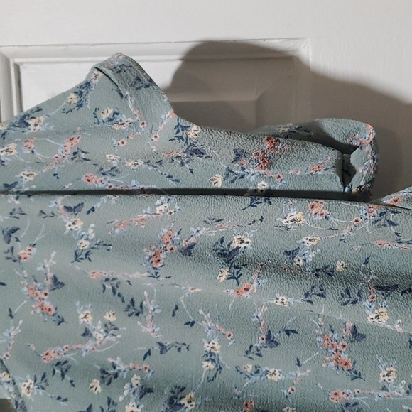 SO Green Floral Short Sleeved Top. EUC Size L - Picture 3 of 5